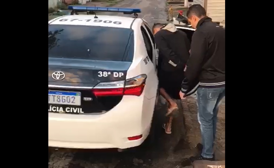 Suspeito de envolvimento nos crimes é levado à delegacia por policiais
