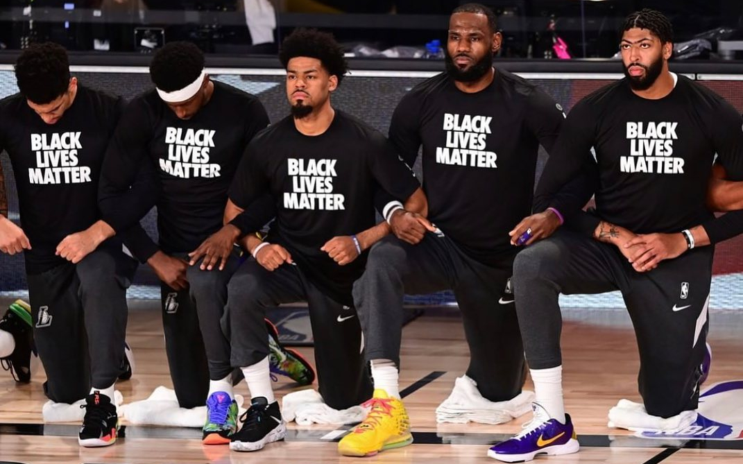 LeBron James (2º à dir.) se ajoelha em protesto contra violência racial nos EUA