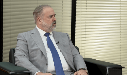 Aras diz não ver motivo para acionar Bolsonaro por cumprimentos em ato