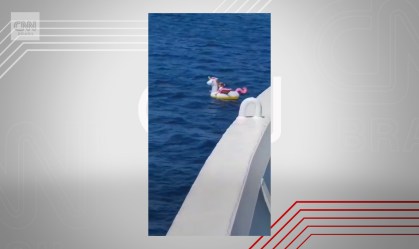 Menina de 4 anos é resgatada em alto mar na Grécia em unicórnio inflável