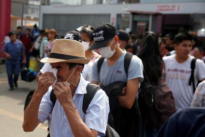 Passageiros aguardam para embarcar em ônibus na rodoviária de Lima, no Peru