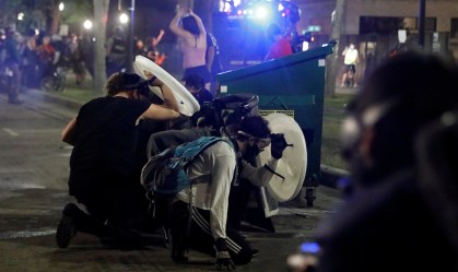 Duas pessoas são mortas em protestos contra violência policial no Wisconsin