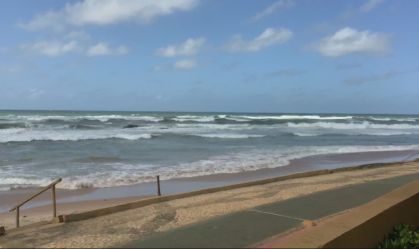 Mar agitado e ondas em praia em Salvador, na Bahia
