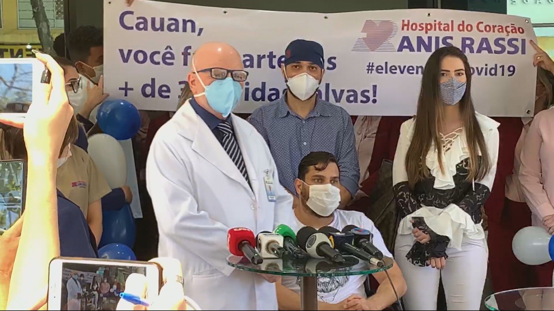 O cantor Cauan Máximo na saída do Hospital do Coração Anis Rassi, em Goiânia