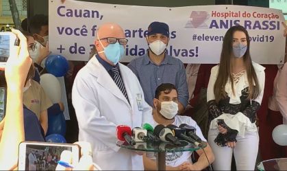 Cantor Cauan tem alta e deixa hospital após se recuperar da Covid-19