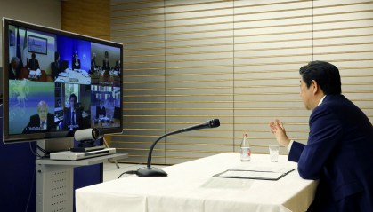 Premiê japonês Shinzo Abe em conferência com liderenças do G7