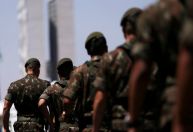 Militares com mandato temem revanchismo em PEC para barrar Forças Armadas na política