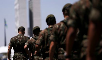 Contra coronavírus, Exército proíbe aperto de mão, abraço ou beijo nos quartéis