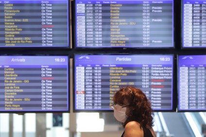 mulher usa máscara em aeroporto 