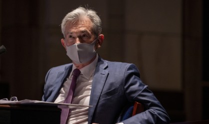 Powell diz que economia ainda precisa de apoio e nega perigo de bolha financeira