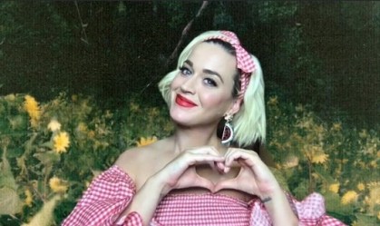 Katy Perry dá à luz sua primeira filha e compartilha foto