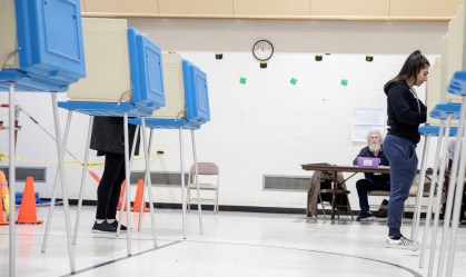 Mesmo com pandemia de coronavírus, democratas mantêm primárias em 3 estados