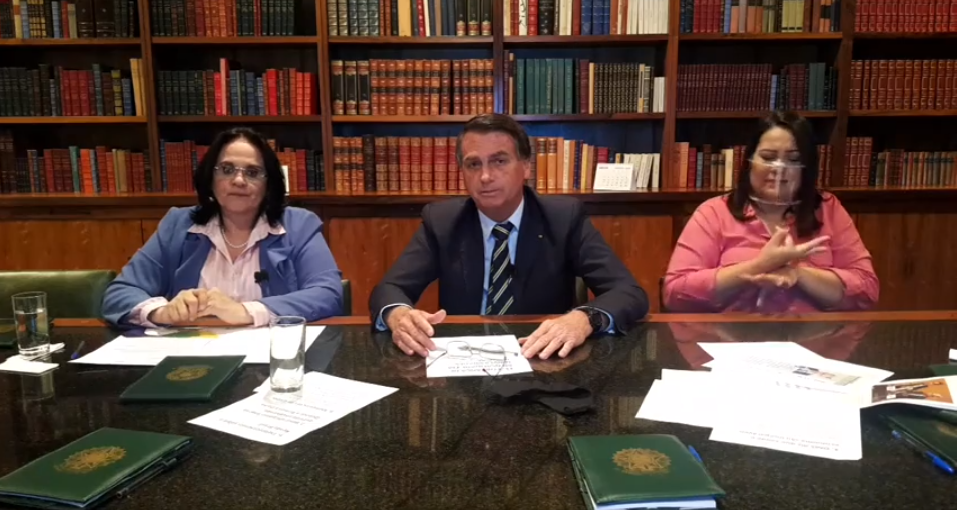 O presidente Jair Bolsonaro ao lado da ministra Damares Alves