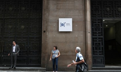 Bolsa sobe após despencar na véspera, mas volatilidade por pandemia persiste