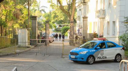 Carro da Polícia Militar no Palácio Laranjeiras, casa oficial do governador do R