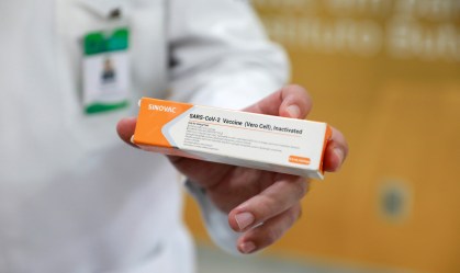 1ª fase de testes da Coronavac no Brasil deve terminar nesta sexta