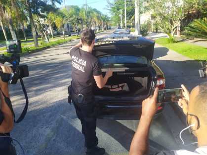 Policiais cumprem mandados de busca e apreensão na casa do Pastor Everaldo