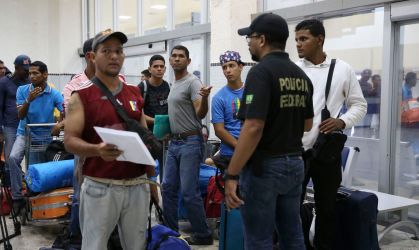 Refugiados venezuelanos se preparam para deixar Roraima com destino a SP e MT.