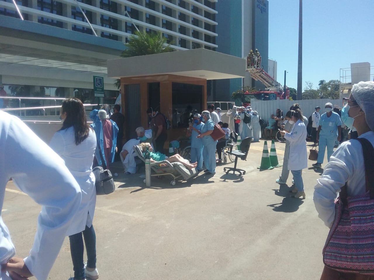 Pacientes foram retirados às pressas do prédio