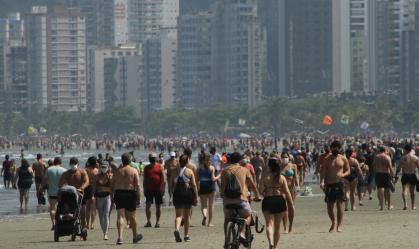 Cidades da Baixada Santista liberam ambulantes nas praias