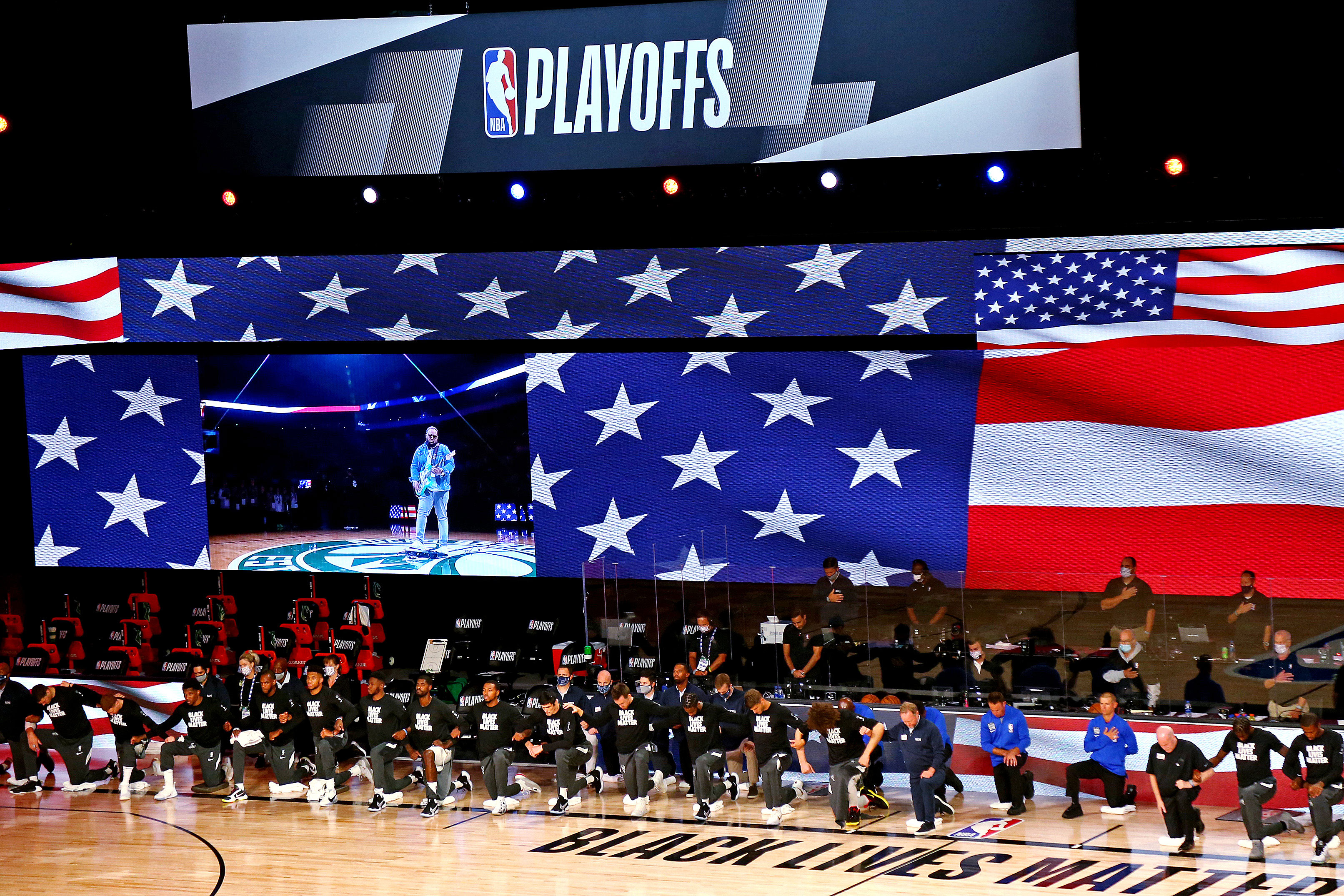 Atletas do Bucks e do Magic ajoelham durante execução do hino nacional