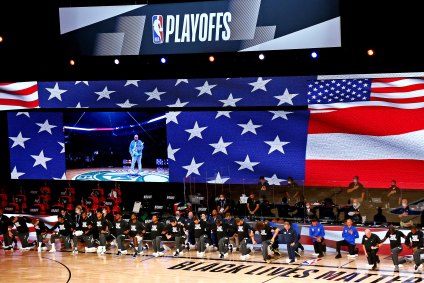 Atletas do Bucks e do Magic ajoelham durante execução do hino nacional