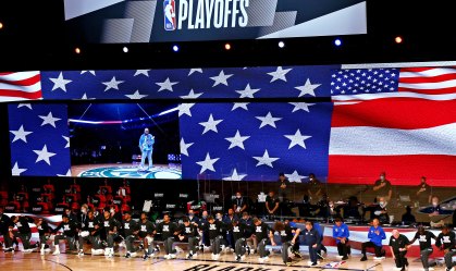 No retorno das partidas da NBA, atletas homenageiam Chadwick Boseman