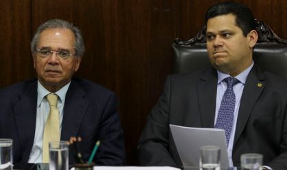Planalto tenta via Alcolumbre acelerar tramitação de projetos para retomada