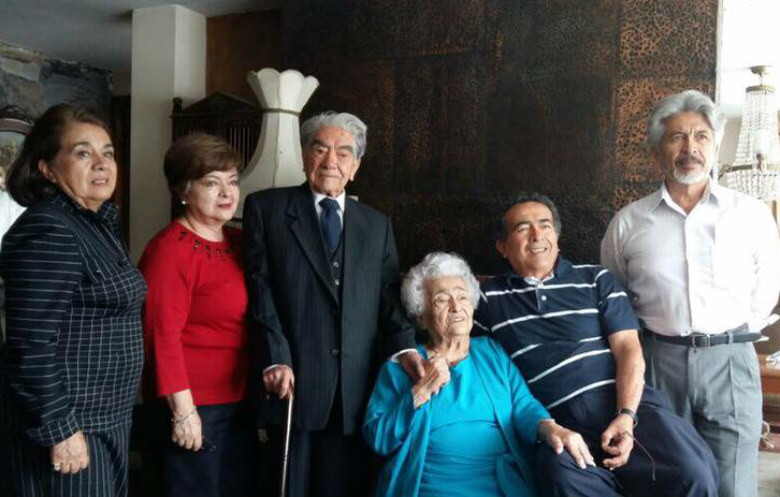 Ao centro, Julio Ceasar Mora e Waldramina Maclovia Quinteros, casados há 79 anos