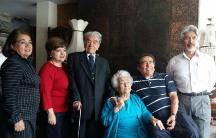 Ao centro, Julio Ceasar Mora e Waldramina Maclovia Quinteros, casados há 79 anos