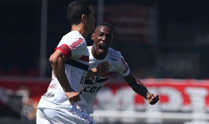 Em clássico truncado, São Paulo bate Corinthians no final