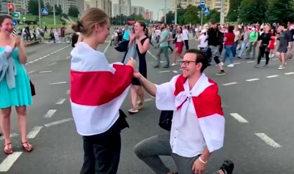 Manifestante pede namorada em casamento durante protesto em Minsk, Belarus