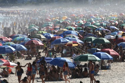 Banhistas na praia de Ipanema, zona sul do Rio de Janeiro