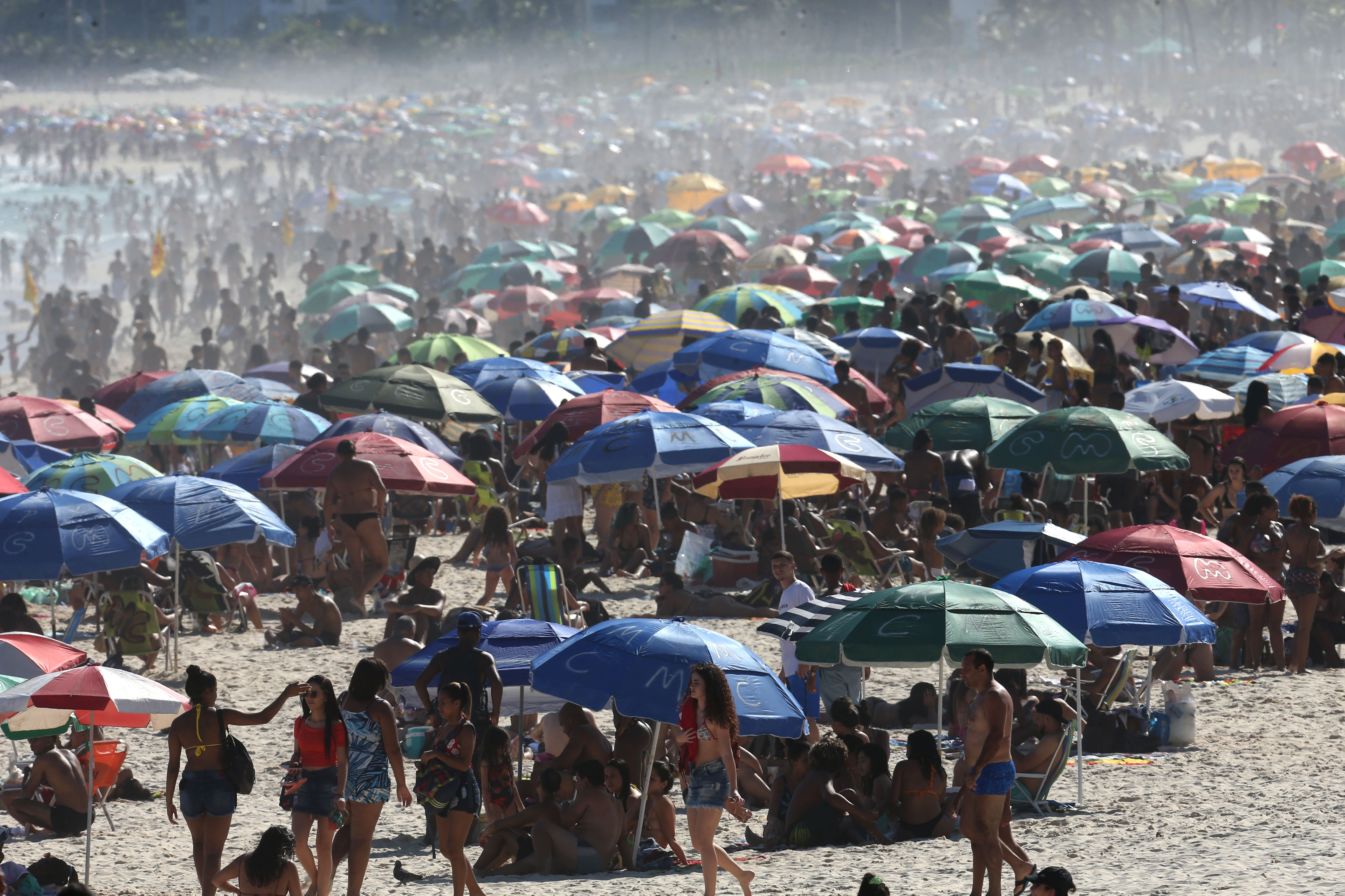 Banhistas na praia de Ipanema, zona sul do Rio de Janeiro