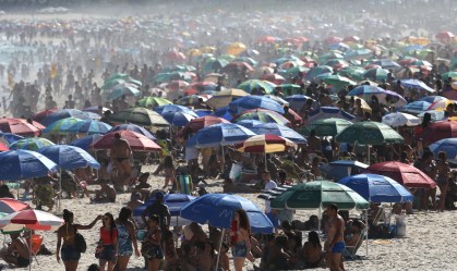 Banhistas na praia de Ipanema, zona sul do Rio de Janeiro