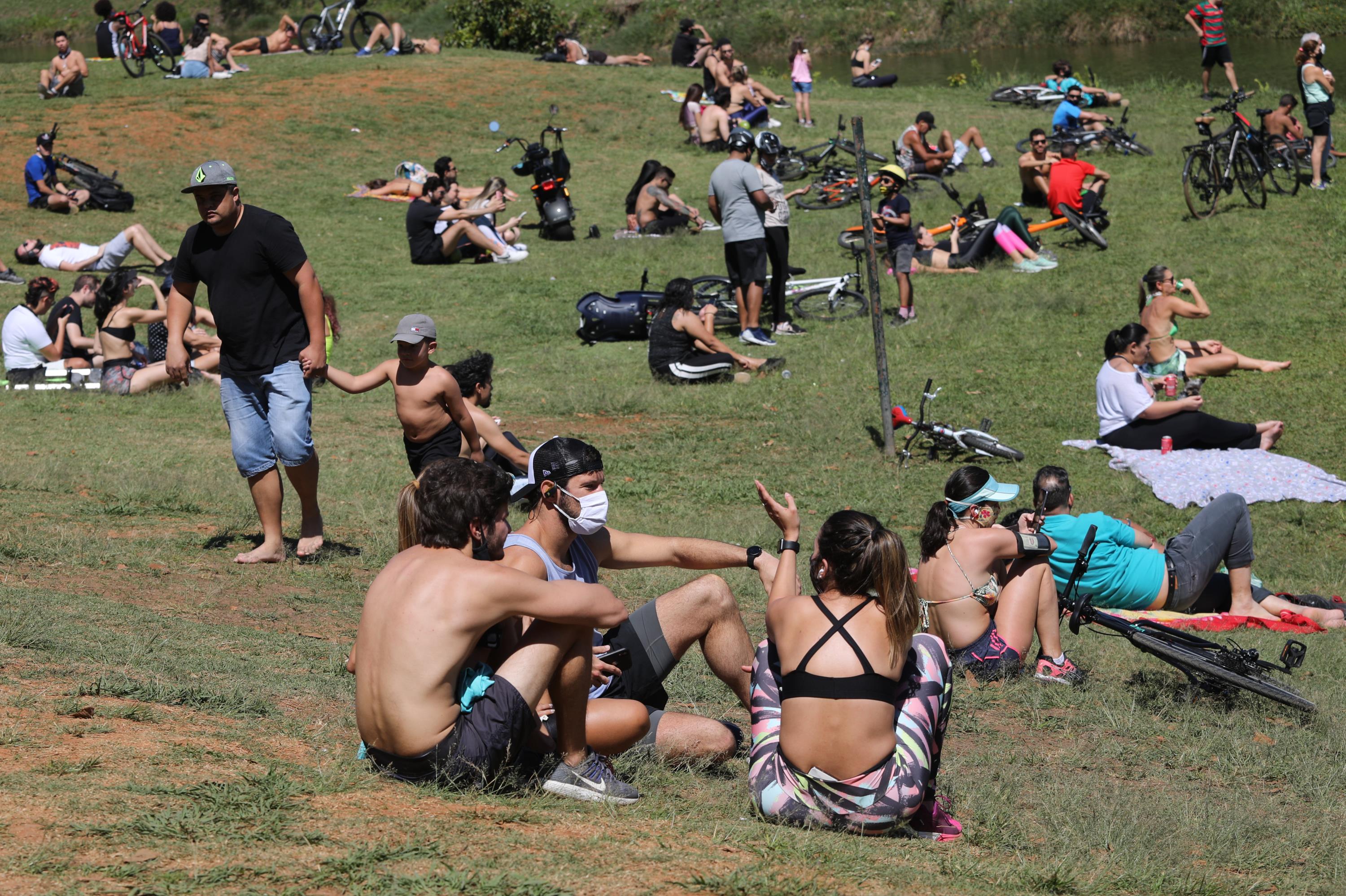 Pessoas se reúnem do lado de fora do Parque do Ibirapuera, em São Paulo