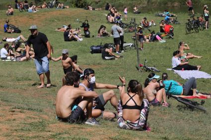 Pessoas se reúnem do lado de fora do Parque do Ibirapuera, em São Paulo