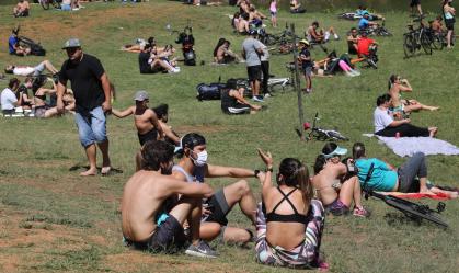 Pessoas se reúnem do lado de fora do Parque do Ibirapuera, em São Paulo