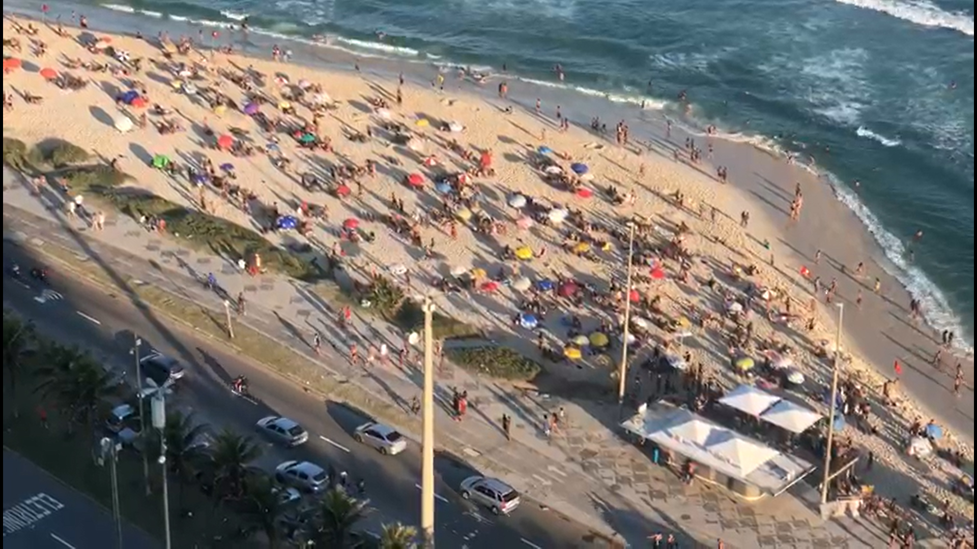 Praia da Barra lotada de banhistas em domingo de sol