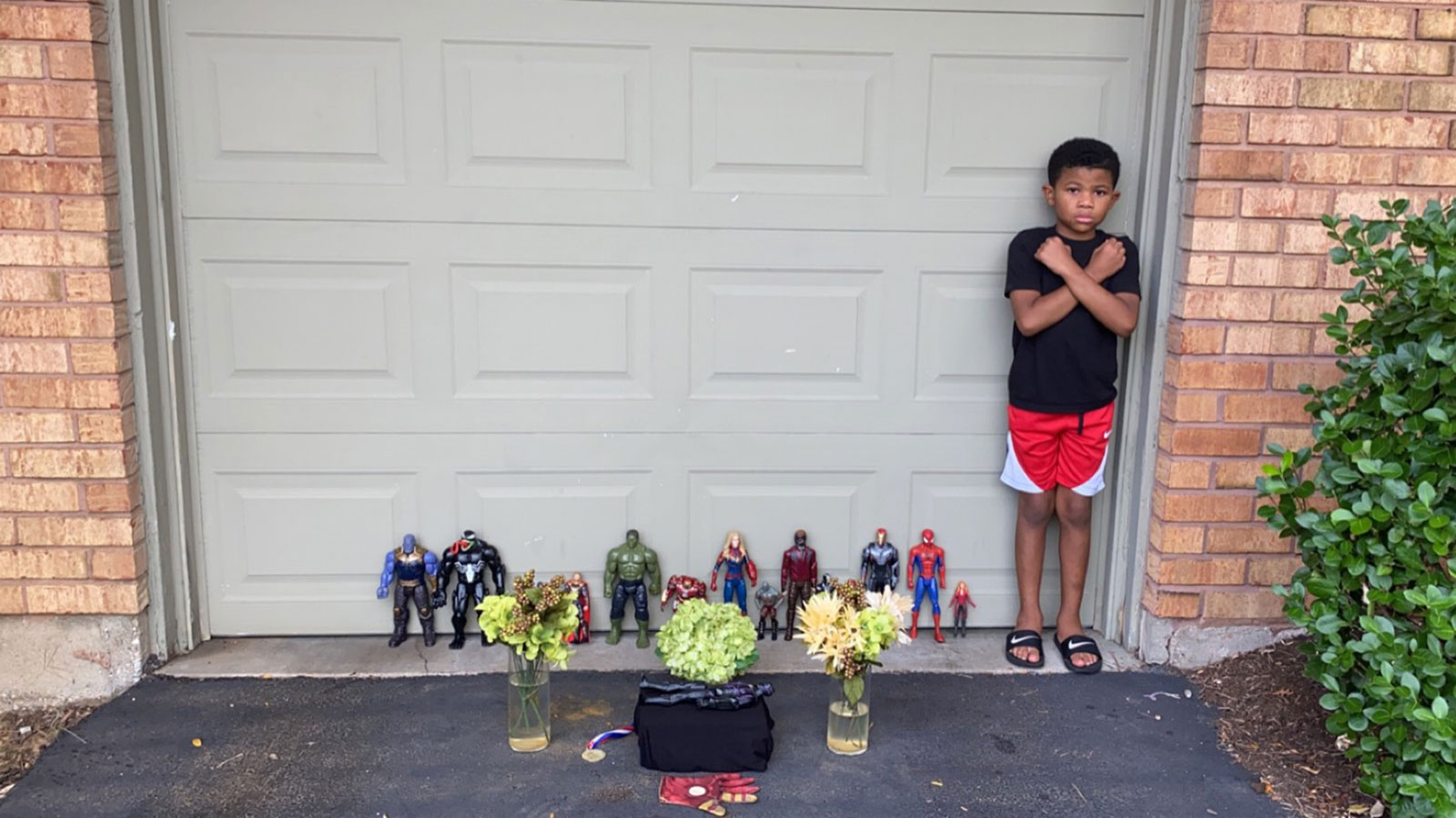 Kian Westbrook, de 7 anos, fez um memorial para homenagear Chadwick Boseman