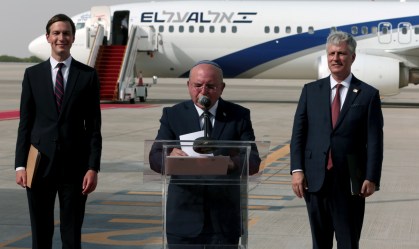 1º voo de Israel aos Emirados Árabes leva delegações para selar acordo de paz