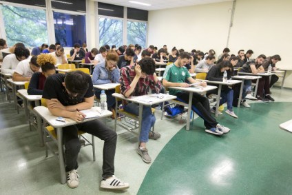 Estudantes realizam vestibular da USP neste domingo
