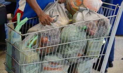 Supermercados negam risco de desabastecimento, mas limitam itens por compra