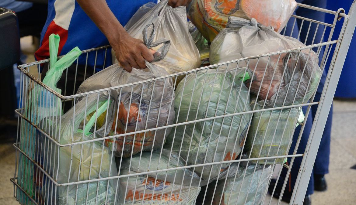 Consumidores sofrem com alta de preços nos supermercados durante pandemia |  CNN Brasil