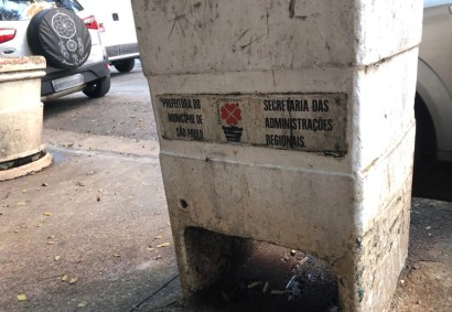 Lixeira com logo da campanha de Maluf