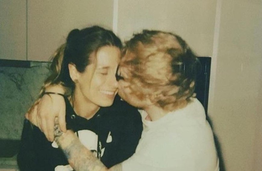 Ed Sheeran abraçando sua esposa