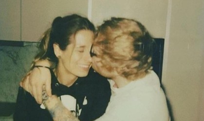 Ed Sheeran abraçando sua esposa
