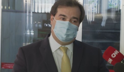 O presidente da Câmara, Rodrigo Maia (DEM-RJ), fala a jornalistas