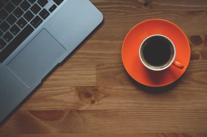 Xícara de café em mesa