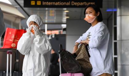 Passageiras usam equipamento de segurança no aeroporto de Melbourne